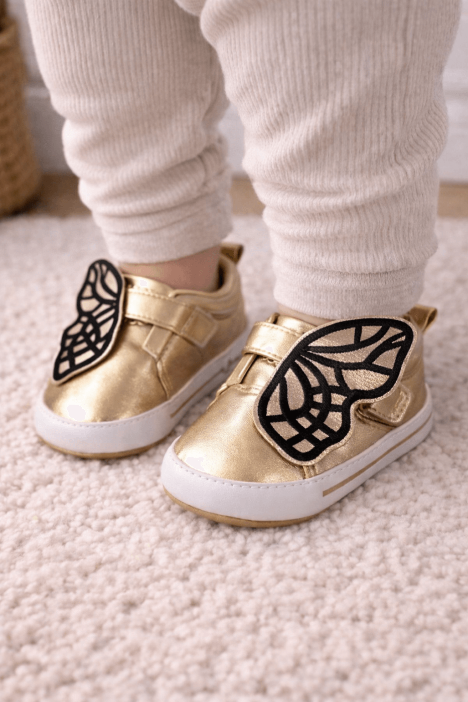 Χρυσά sneakers αγκαλιάς με σχέδιο πεταλούδα