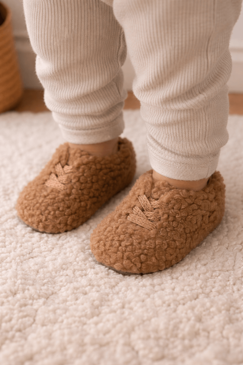 Χνουδωτά καφέ παπουτσάκια αγκαλιάς