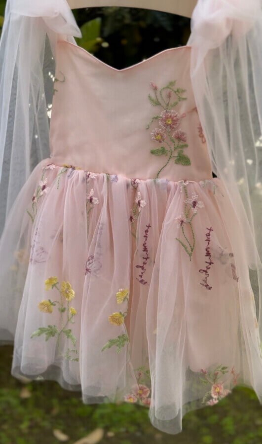 Bloom τούλινο φόρεμα με κεντημένα λουλούδια σομόν