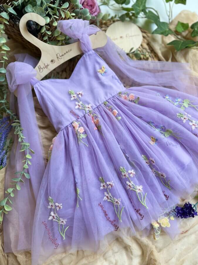 Bloom φόρεμα με κεντημένα λουλούδια λιλά