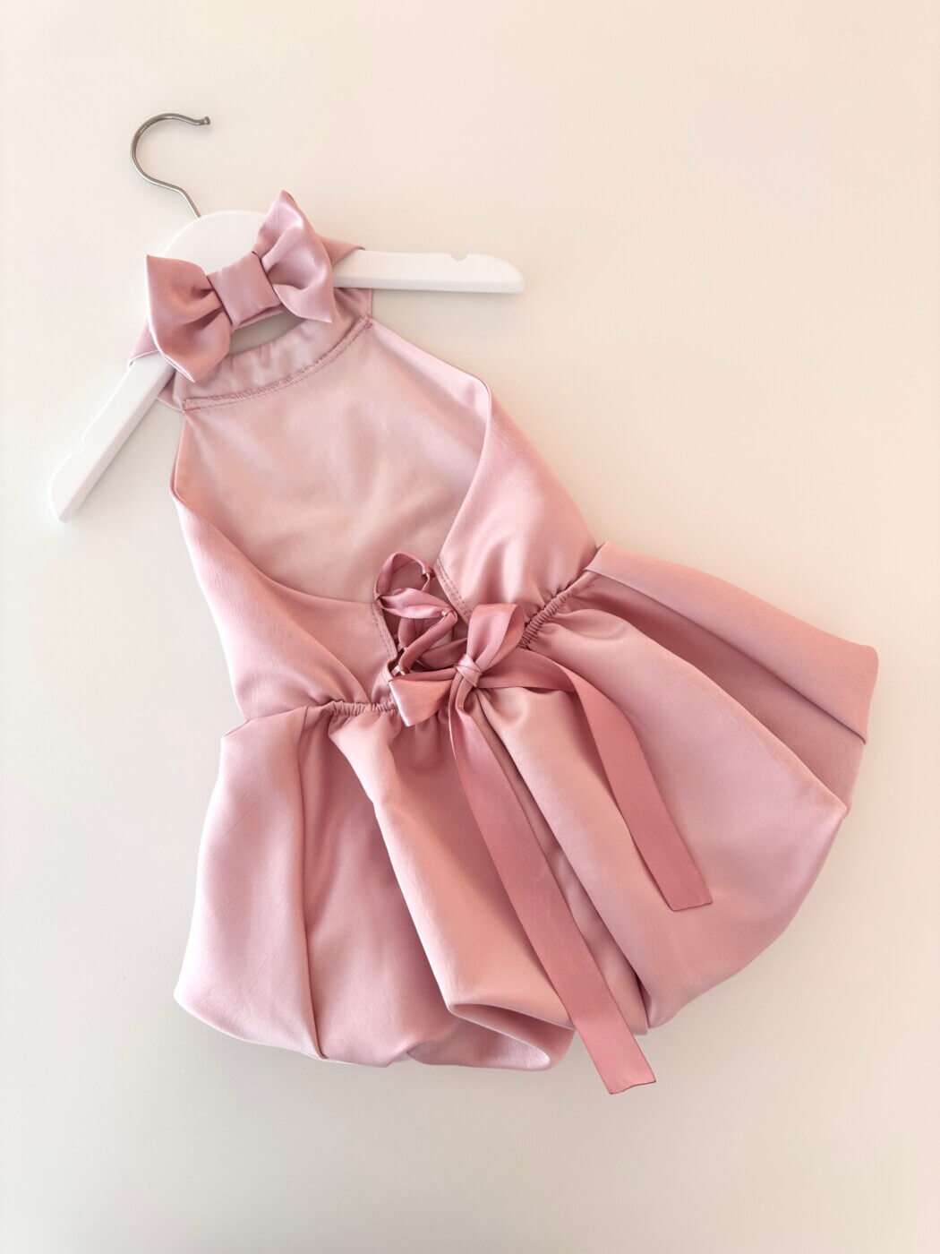 Σατέν balloon φόρεμα MALU & THEO με χιαστί δέσιμο dusty pink